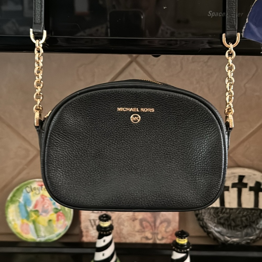 Jet set charm small oval camera crossbody- black